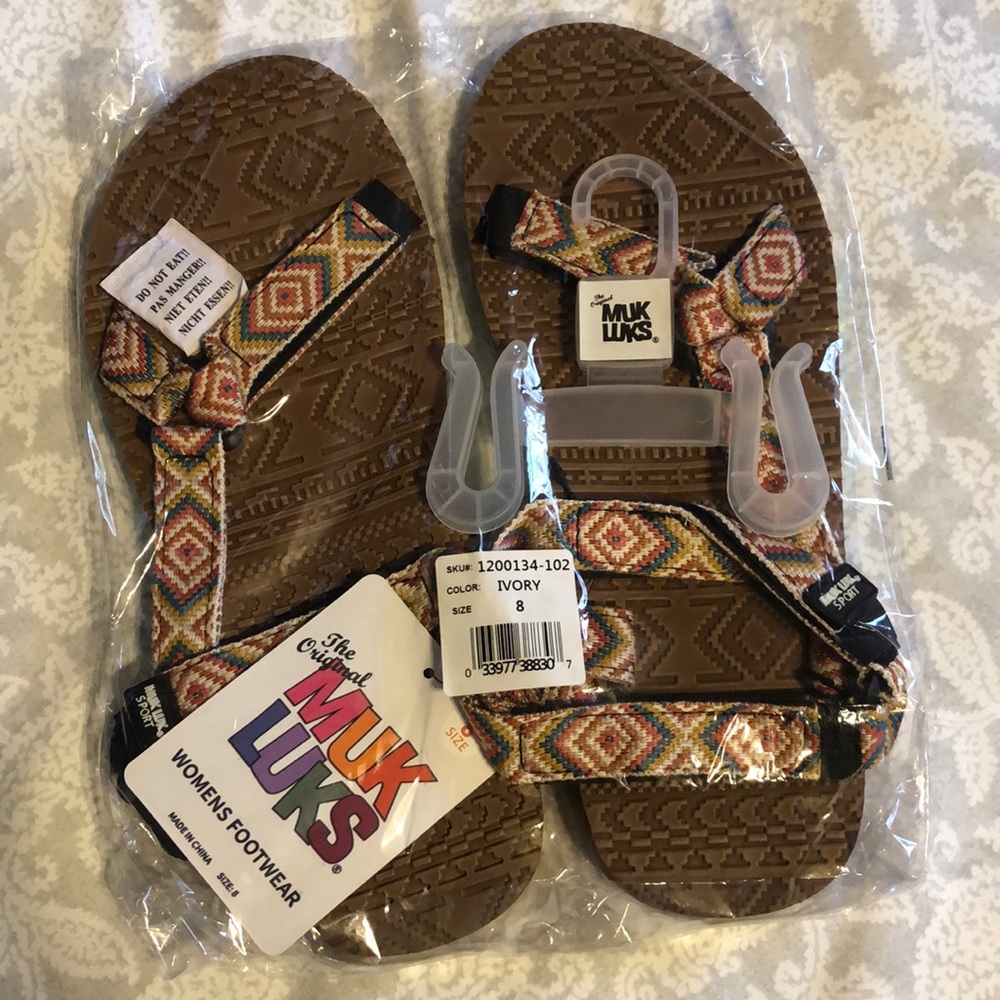 NWT Women’s Muk Luks Sport Ivory Size 8